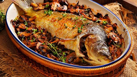 Карп, запечённый с грибами в сметане